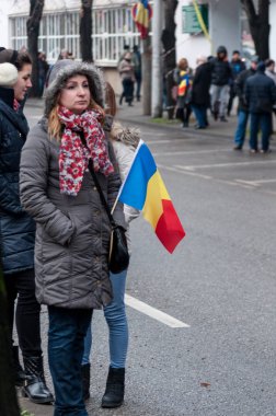 Timisoara, Romanya - 1 Aralık 2017: Ulusal Günü Yürüyüşü Romanya'da. Gösteri için bekleyen kadın
