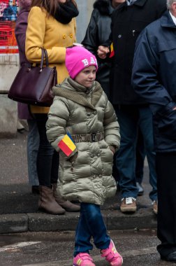 Timisoara, Romanya - 1 Aralık 2017: Ulusal Günü Yürüyüşü Romanya'da. Gösteri için bekleyen kız