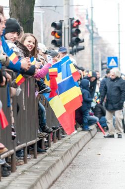 Timisoara, Romanya - 1 Aralık 2017: Romanya Ulusal Günü Yürüyüşü bayraklar