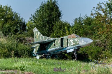 Timisoara, Romanya - 20 Temmuz 2013: açık kapı Festivali. Traian Vuia Havaalanı'nda hava gösterisi. Eski yıpranmış Mikoyan-Gurevich Mig-23mf
