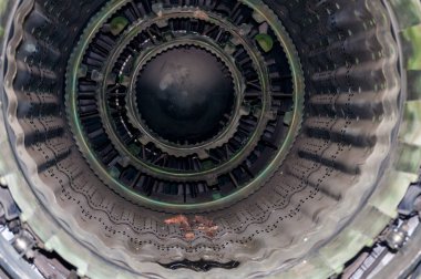 Timisoara, Romanya - 20 Temmuz 2013: açık kapı Festivali. Traian Vuia Havaalanı'nda hava gösterisi. Askeri jet motoru içinde. Eski yıpranmış Mikoyan-Gurevich Mig-23mf.