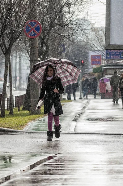 Timisoara Rumania Enero 2014 Niña Con Paraguas Caminando Bajo Lluvia — Foto de Stock