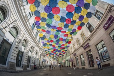 Timisoara, Romanya - 13 Haziran 2014: Şemsiye geçiş. Şemsiye ile kaplı sokak