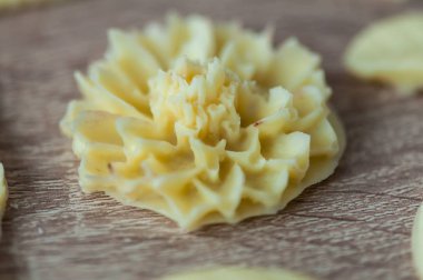 Beyaz çikolata süsler. Çiçek, tüyler ve yaprakları kalıpları.