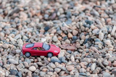 Çakıl kırmızı modern oyuncak araba. Sığ derinlik-in tarla.