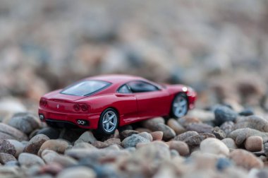 Çakıl kırmızı modern oyuncak araba. Sığ derinlik-in tarla.