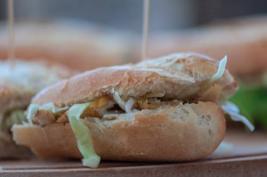 Et, lahana ve domates ile ev yapımı breadstcick sandviç. Dekoratif kürdan.