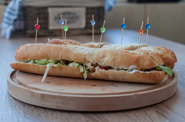 自家製 Breadstcick キャベツ トマトのサンドイッチ 装飾つまようじ — ストック写真