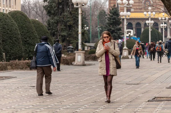 Timisoara Romania Febrero 2017 Mujer Revisando Teléfono Enviando Mensaje Texto — Foto de Stock