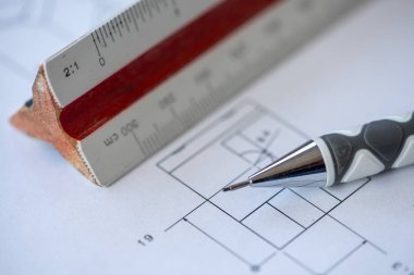 Arka planında bir plan ve mekanik kalem olan ahşap bir cetvelin yakın çekimi. Mimar aletleri. Seçici odak.