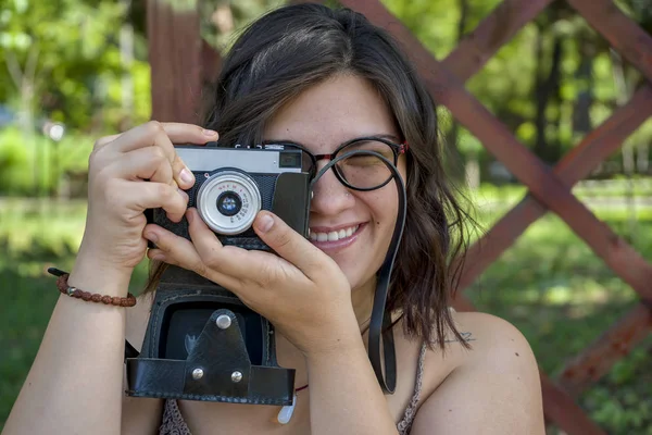 Žena Která Vzala Fotku Držela Starou Kameru — Stock fotografie