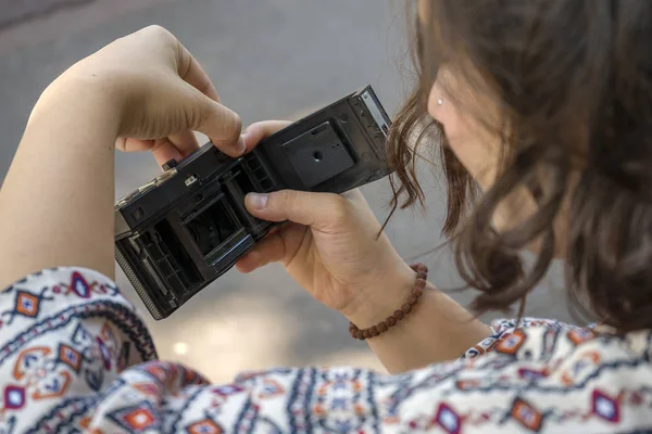 Žena Dívá Zadní Stranu Staré Filmové Kamery — Stock fotografie