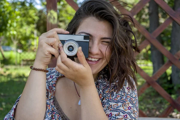 Žena Která Vzala Fotku Držela Starou Kameru — Stock fotografie