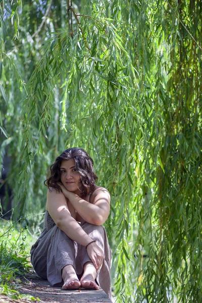 Retrato Una Mujer Bajo Sauce Con Hojas Verdes — Foto de Stock