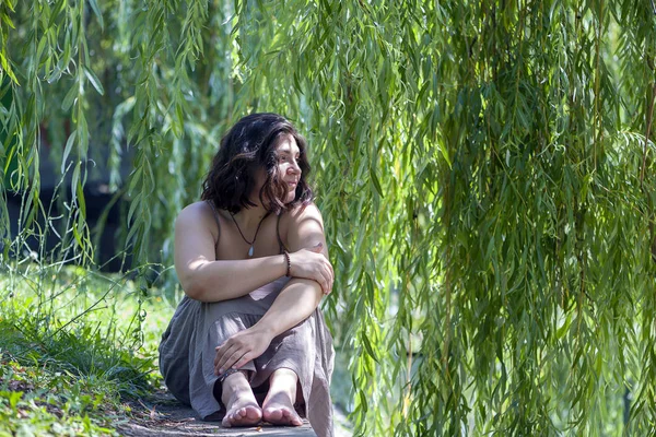 Retrato Una Mujer Bajo Sauce Con Hojas Verdes — Foto de Stock