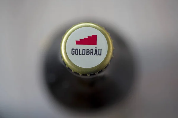 Timisoara, Romanya - 04 Ekim 2019: Bir Stiegl Goldbrau bira şişesi kapağına yakın plan. Avusturya yapımı.
