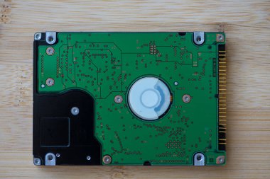 Tahta bir masadaki sabit diskin üst görüntüsü