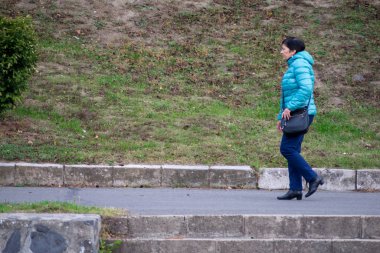 Timisoara, Romanya - 17 Kasım 2019: Sokakta yürüyen kadın. Gerçek insanlar..