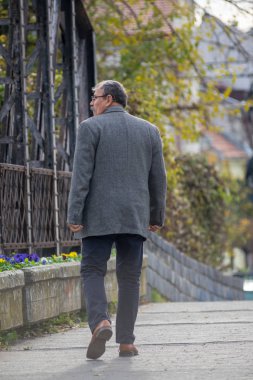 Timisoara, Romanya - 17 Kasım 2019: Sokaklarda yürüyen adam. Gerçek insanlar..