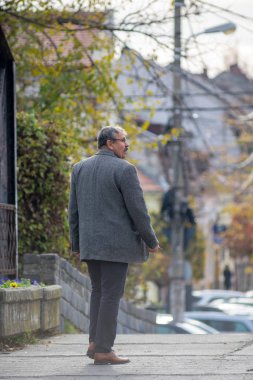 Timisoara, Romanya - 17 Kasım 2019: Sokaklarda yürüyen adam. Gerçek insanlar..