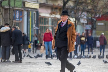Timisoara, Romanya - 17 Kasım 2019: Sokaklarda yürüyen adam. Gerçek insanlar..