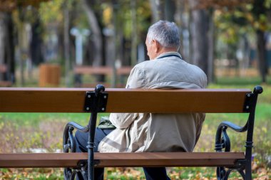 Parktaki bankta oturan adam. Gerçek insanlar..