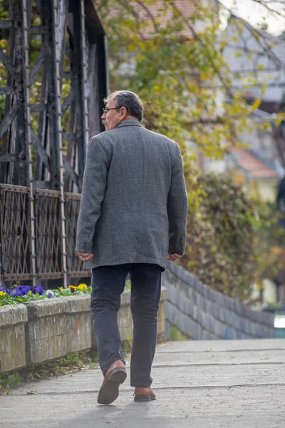 Timisoara Romania Noviembre 2019 Hombre Caminando Por Calle Gente Real — Foto de Stock