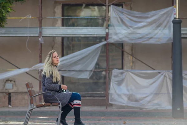 Timisoara Romania Noviembre 2019 Mujer Sentada Banco Gente Real — Foto de Stock