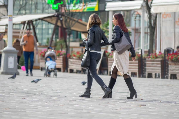 Timisoara Romania Noviembre 2019 Dos Mujeres Caminando Por Calle Gente — Foto de Stock