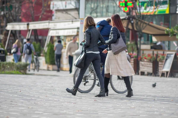 Dos Mujeres Caminando Por Calle Personas Reales — Foto de Stock