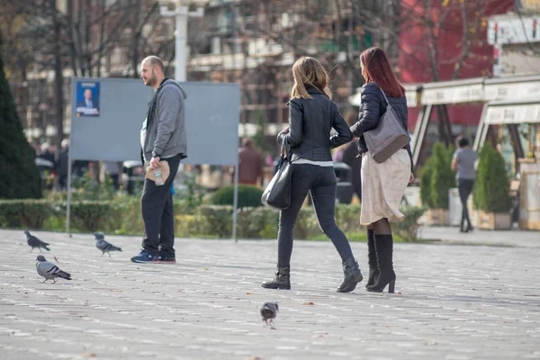 Timisoara Roménia Novembro 2019 Duas Mulheres Andando Rua Pessoas Reais — Fotografia de Stock