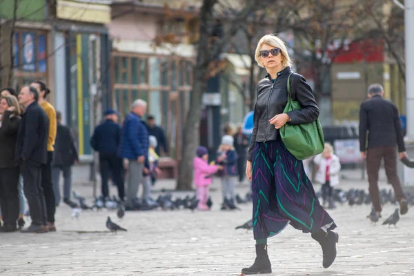 Timisoara Rumänien November 2019 Frau Läuft Auf Der Straße Echte — Stockfoto