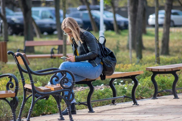 Timisoara Romania Noviembre 2019 Mujer Sentada Banco Revisando Teléfono Gente — Foto de Stock