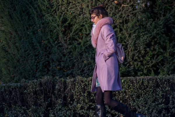 Timisoara Romania Noviembre 2019 Mujer Caminando Por Calle Gente Real — Foto de Stock