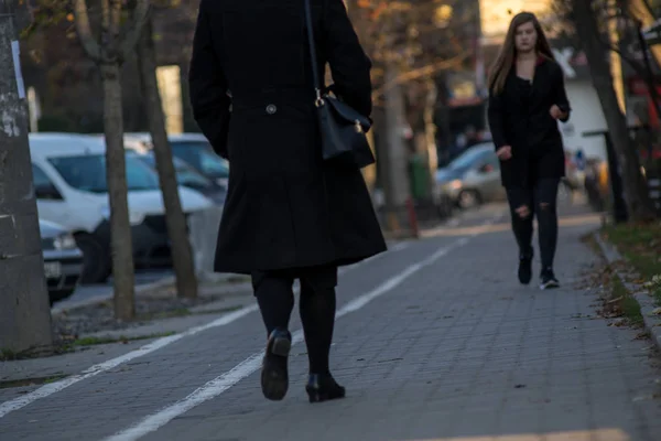 Una Mujer Caminando Por Calle Gente Real — Foto de Stock