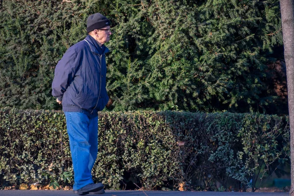 Timisoara Romania Noviembre 2019 Hombre Caminando Por Calle Gente Real — Foto de Stock