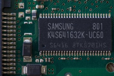 TIMISOARA, ROMANIA - 10 Kasım 2019: Samsung K4S641632K-UC60 belleğine yakın plan. Elektronik bileşenler.