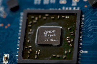 TIMISOARA, ROMANIA - 22 Aralık 2019: AMD 215-0804000 entegre devrenin yakın çekimi. Elektronik bileşenler