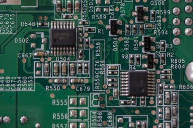 Elektronik bileşenlere yakın çekim. KİS dirençleri, kapasitörler ve entegre devreler.