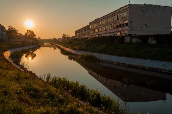 Pohled Řeku Bega Časně Ráno Východ Slunce Městě Továrna Kůži — Stock fotografie