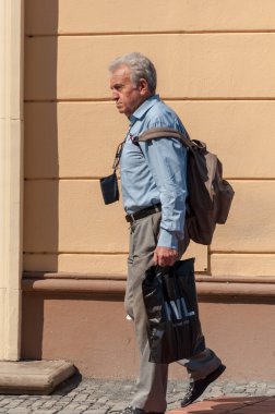 TIMISOARA, ROMANIA - 09 Eylül 2016: Sokaklarda yürüyen adam. Gerçek insanlar..