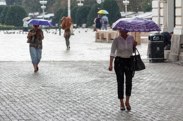 Mujer Caminando Por Calle Sosteniendo Paraguas Gente Real — Foto de Stock
