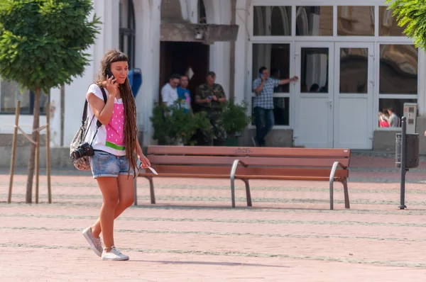 Timisoara Roménia Setembro 2016 Mulher Caminhando Rua Pessoas Reais — Fotografia de Stock