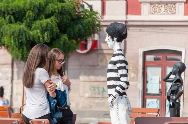 Тимисоара Румыния Сентября 2016 Девушки Смотрят Мим Манекен Улице Реальные — стоковое фото