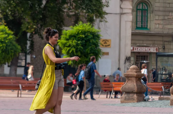 Timisoara Romania Septiembre 2016 Mujer Caminando Por Calle Gente Real — Foto de Stock