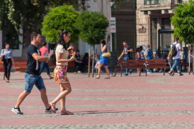 TIMISOARA, ROMANIA - 16 Eylül 2016: Sokaklarda yürüyen insanlar. Gerçek insanlar..
