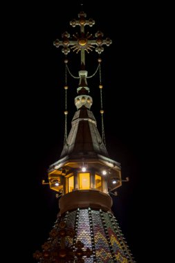 Aydınlatılmış bir kilise kulesi manzarası. Gece sahnesi. Metropolitan Ortodoks Katedrali.