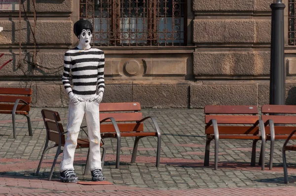 Mime Aus Schaumstoff Sitzt Auf Der Straße — Stockfoto