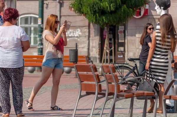 Timisoara Romania 2016年9月15日 女の子が通りでミニマネキンをチェックしています 本物の人々 — ストック写真