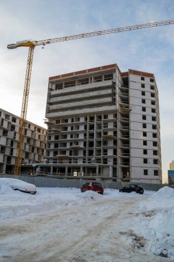 Modern bina yapım halinde. Konut binasında çalışan büyük sarı vinç..
